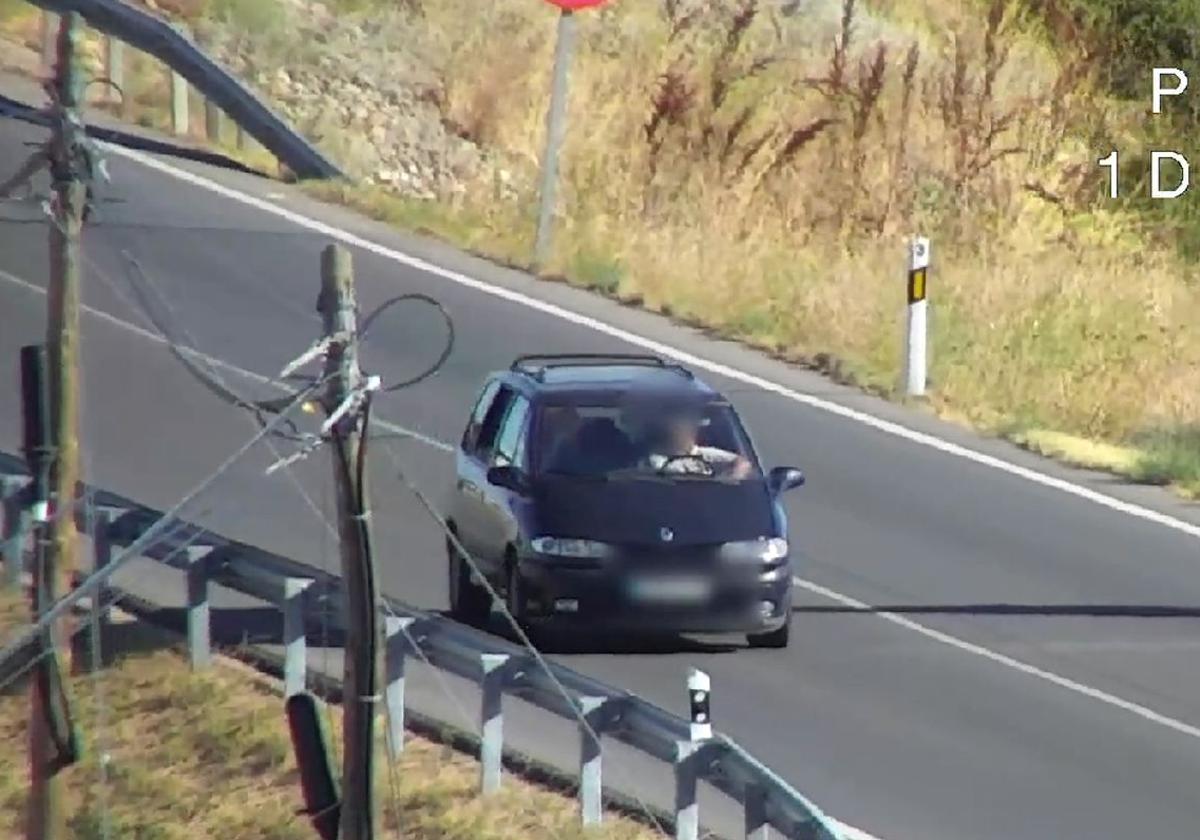 Una imagen difundida por la DGT en la que aparece un conductor sin el cinturón de seguridad puesto.