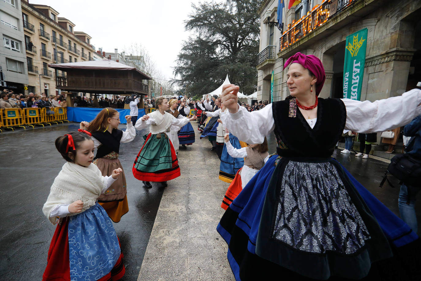 Color y mucho arte en los Güevos Pintos de Siero