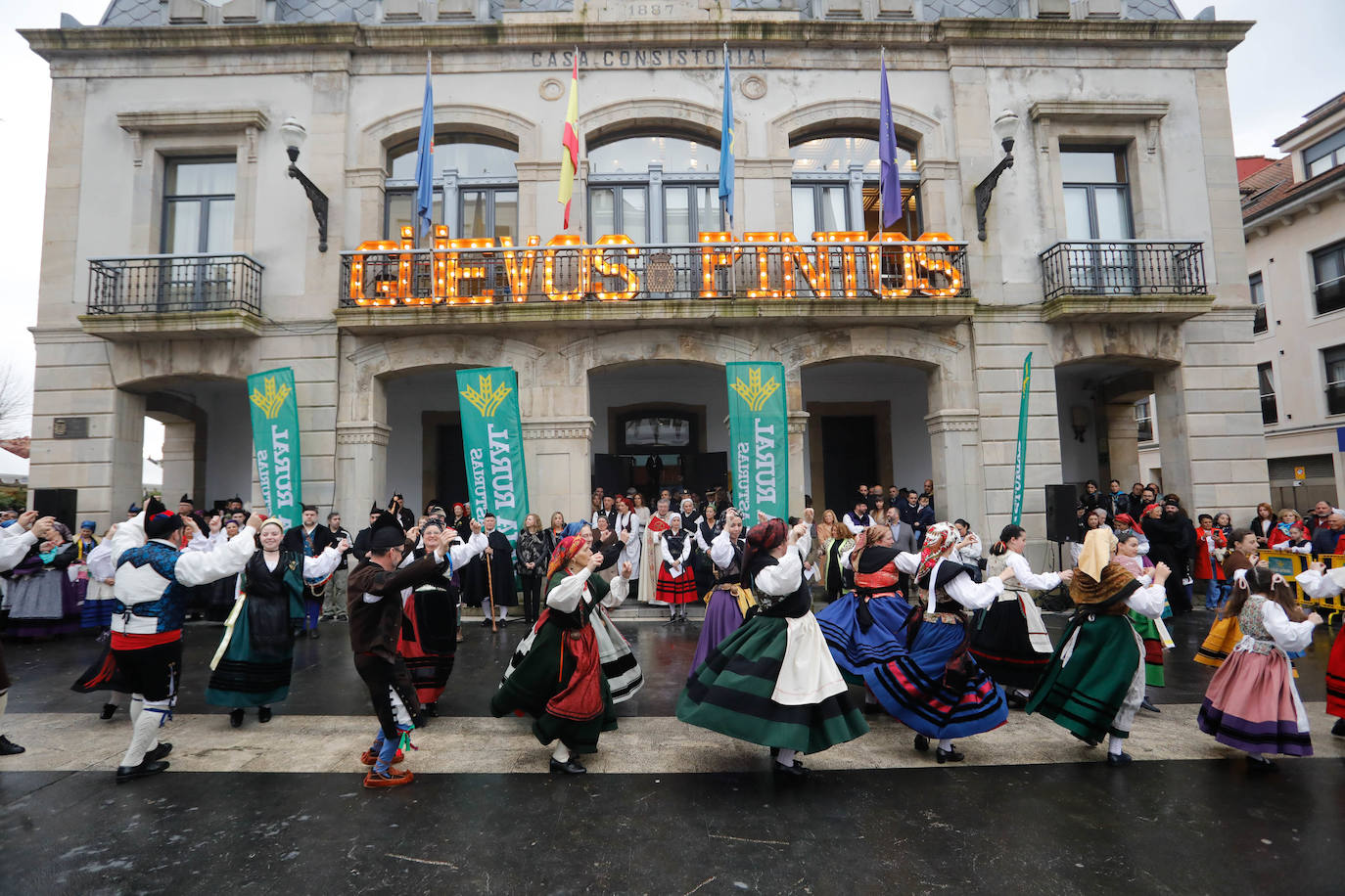 Color y mucho arte en los Güevos Pintos de Siero