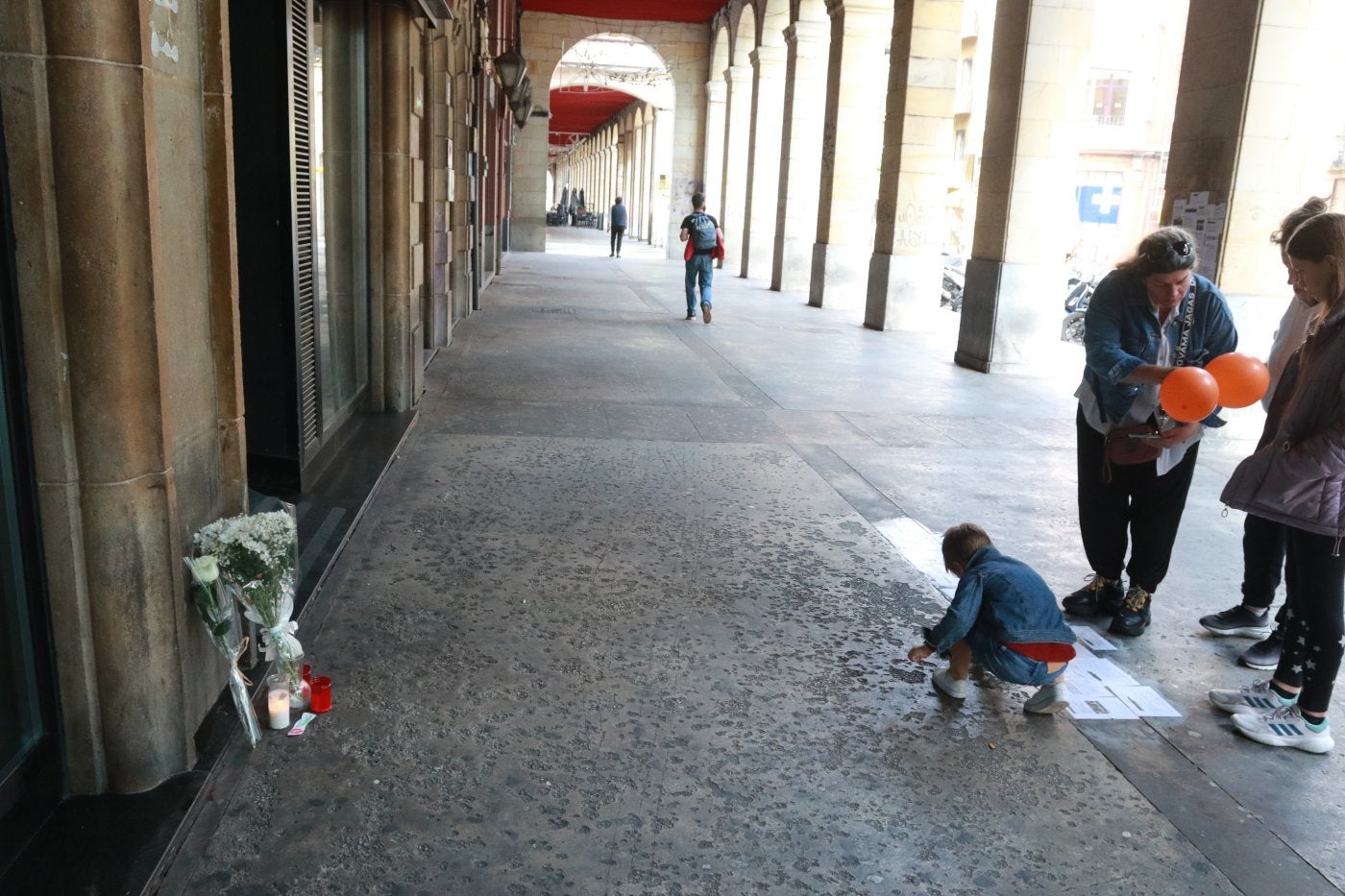 Flores y una vela encendida en el lugar en el que José Antonio Justel recibió la paliza mortal.