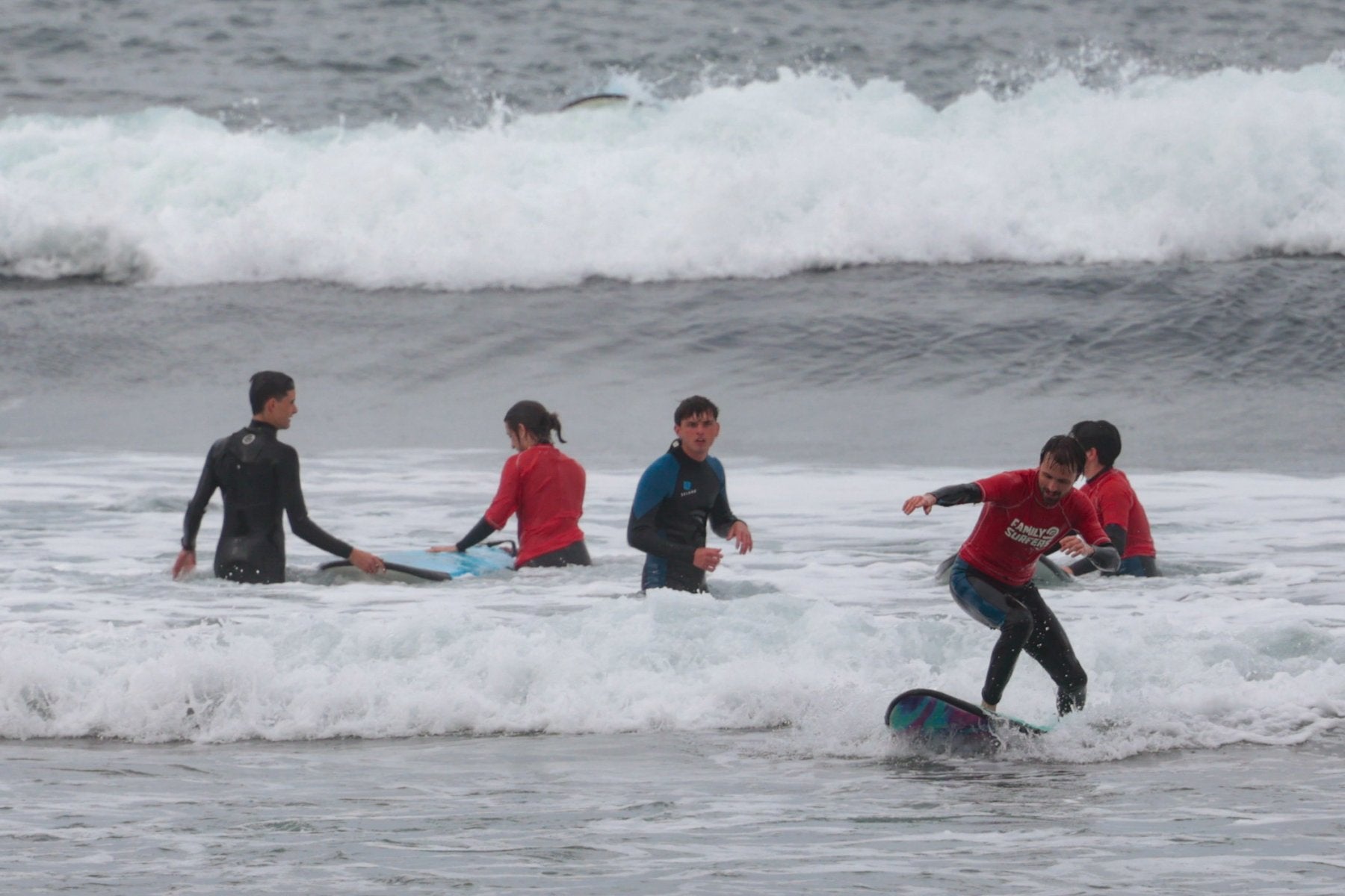 Surfistas ayer en Salinas.