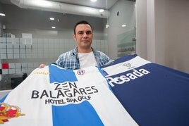 Geni Suárez, en LA VOZ con las camisetas de Real Avilés y Marino que vistió como jugador.