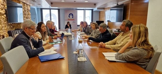 Vanesa Mateo, directora general del Agua (segunda por la izquierda), durante la reunión con responsables y técnicos de Cadasa, del Ayuntamiento de Gozón y de la Consejería de Salud.