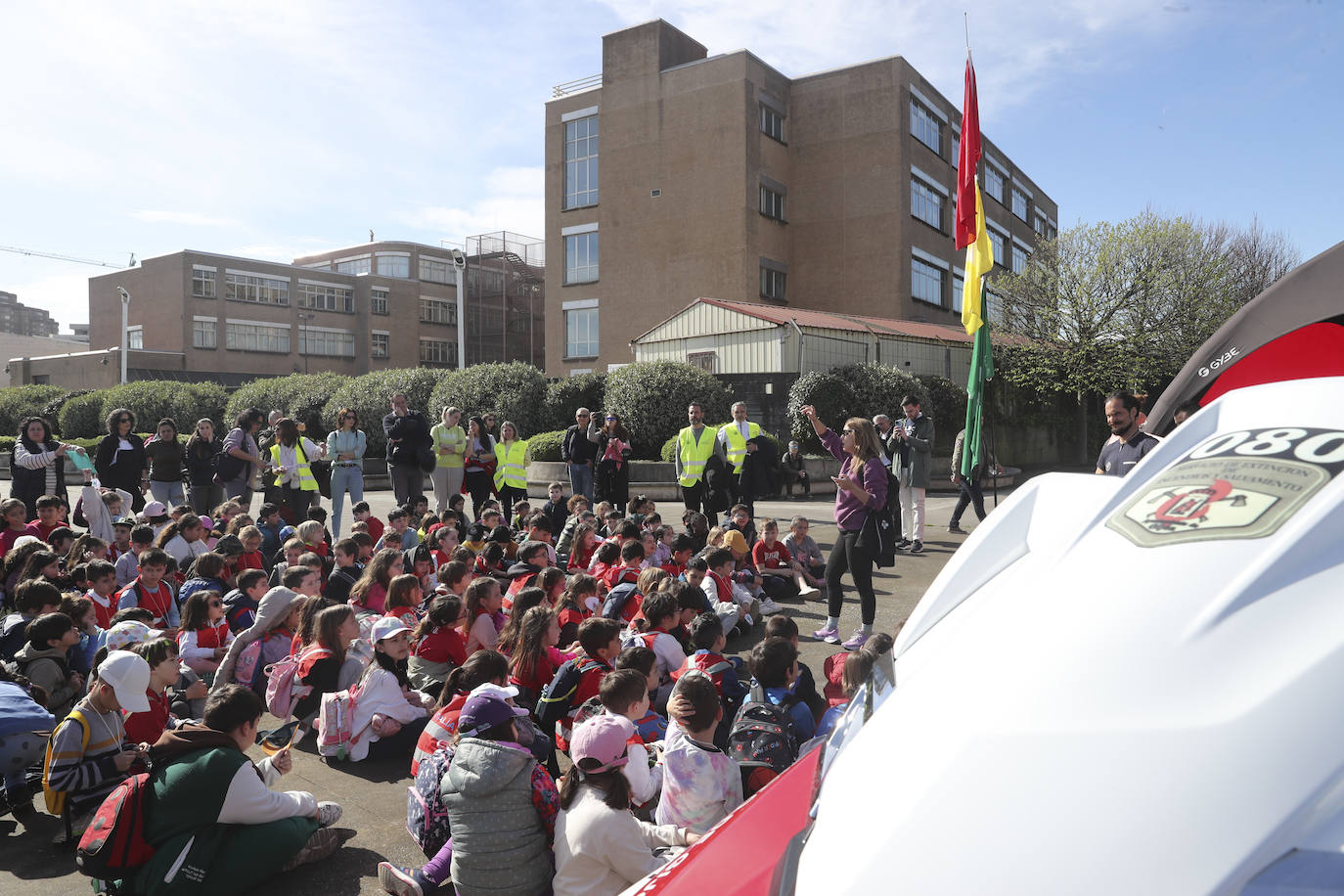 Los niños de Gijón aprenden seguridad acuática en la playa de El Arbeyal