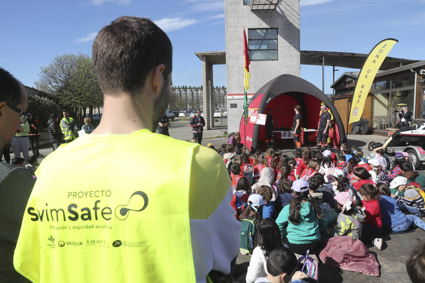 Los niños de Gijón aprenden seguridad acuática en la playa de El Arbeyal