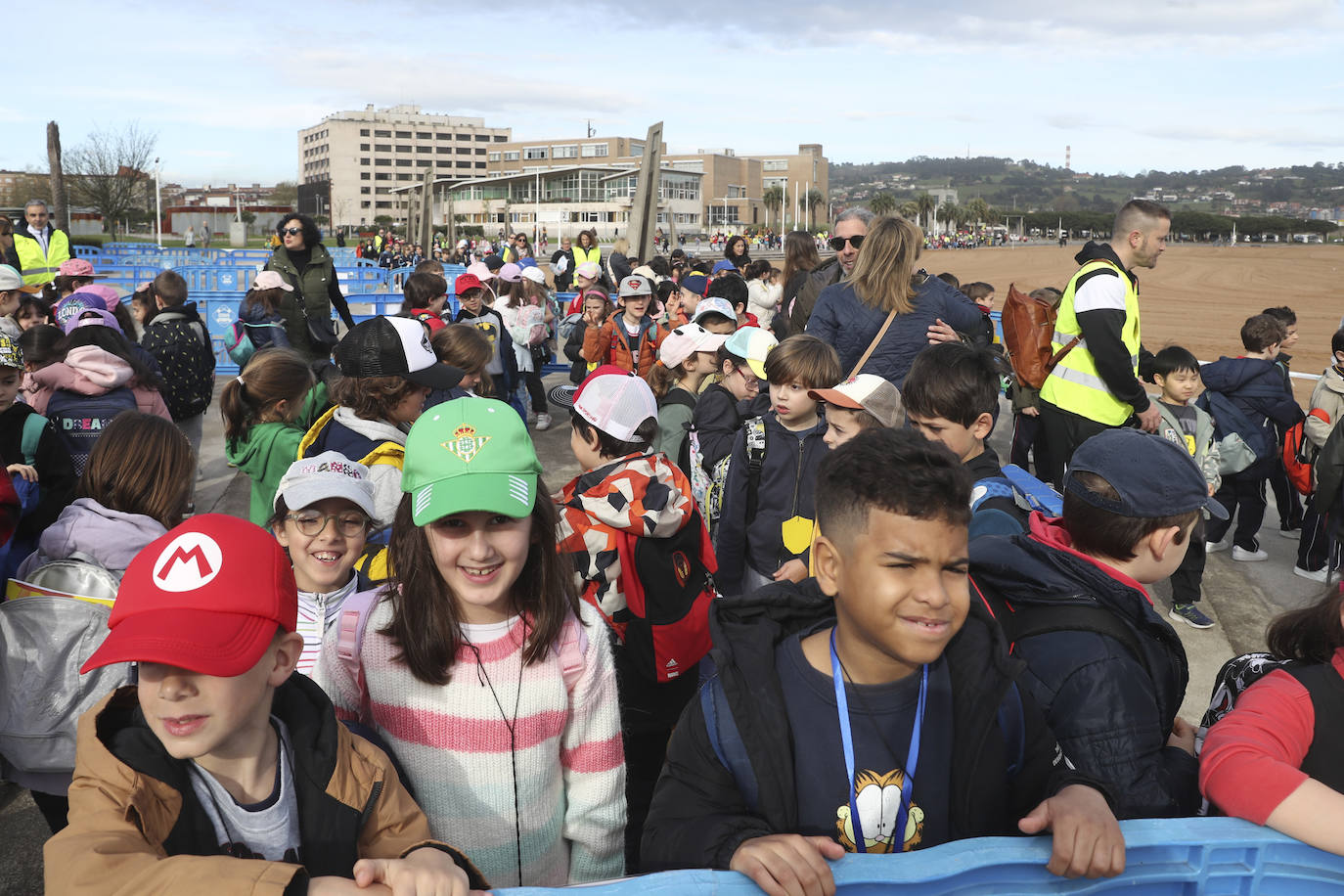 Los niños de Gijón aprenden seguridad acuática en la playa de El Arbeyal