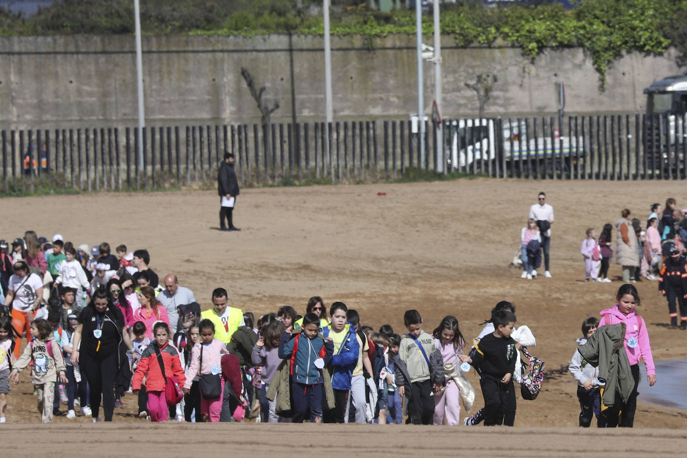 Los niños de Gijón aprenden seguridad acuática en la playa de El Arbeyal