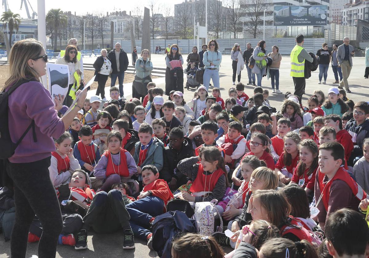 Más de 800 niños han invadido esta mañana la playa de El Arbeyal para participar en la actividad final del proyecto 'SwimSafe', impulsado por el Club Natación Santa Olaya.