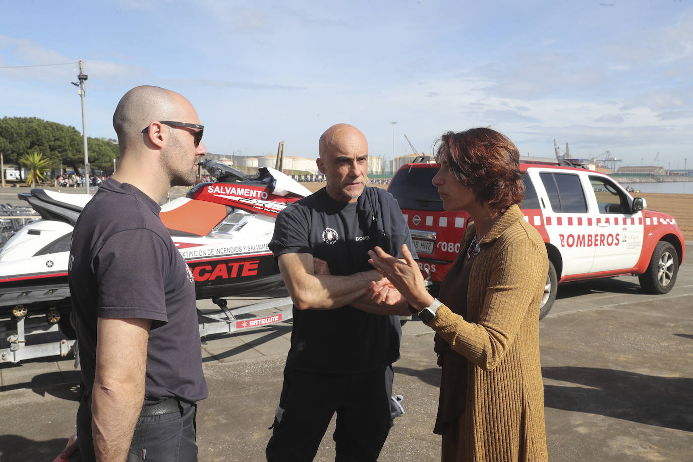 Los niños de Gijón aprenden seguridad acuática en la playa de El Arbeyal