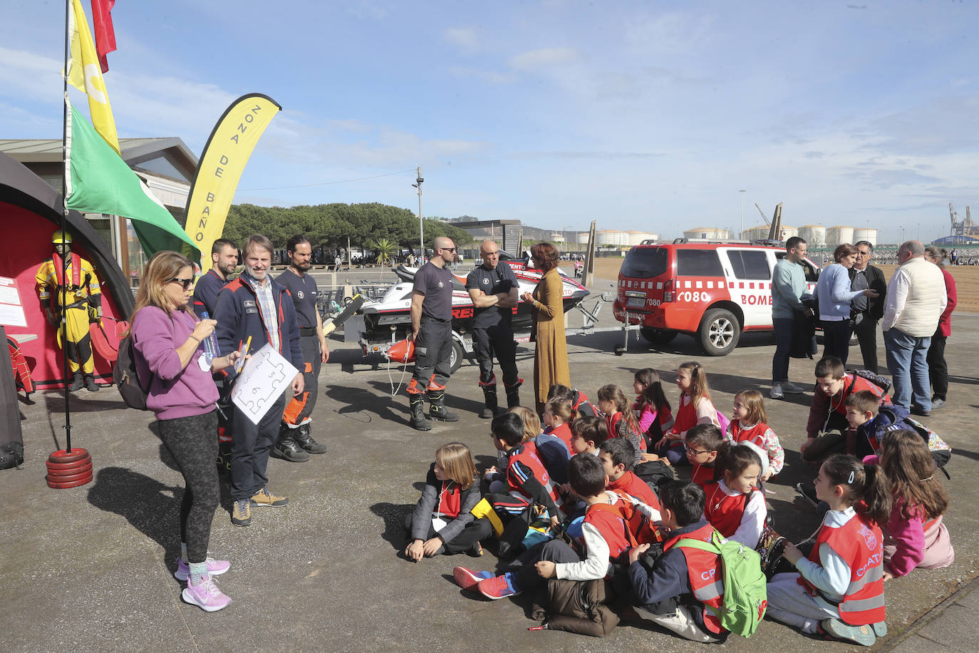 Los niños de Gijón aprenden seguridad acuática en la playa de El Arbeyal