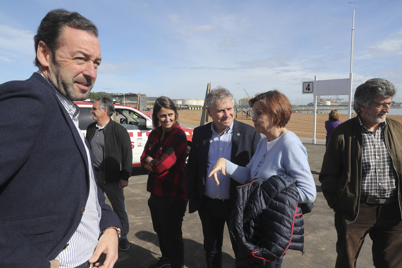 Los niños de Gijón aprenden seguridad acuática en la playa de El Arbeyal