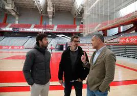 Iñaki Zaragüeta, Poncho Ávila y Fernando Castaño, ayer, en la pista central del Palacio.