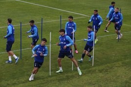 Los jugadores del Oviedo realizan un ejercicio en el campo de entrenamiento del Requexón.