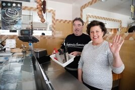 Jubilación. Silvio y Montse sedespiden en su carnicería de General Suárez Valdés.