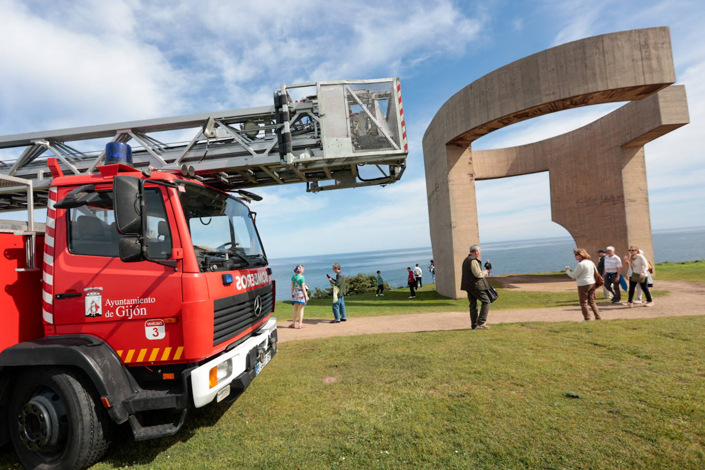 Los bomberos practican el rescate de personas desde el Cerro de Santa Catalina