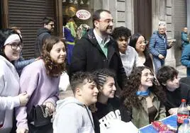 El presidente del Principado, Adrián Barbón, haciéndose una foto con un grupo de jóvenes.