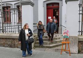 Pamela Álvarez, Melania Montes, José Luis García y Francisco Torre, este martes, delante de la Casa de Cultura Escuelas Dorado.