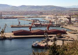 Imagen general de El Musel con Gijón de fondo.