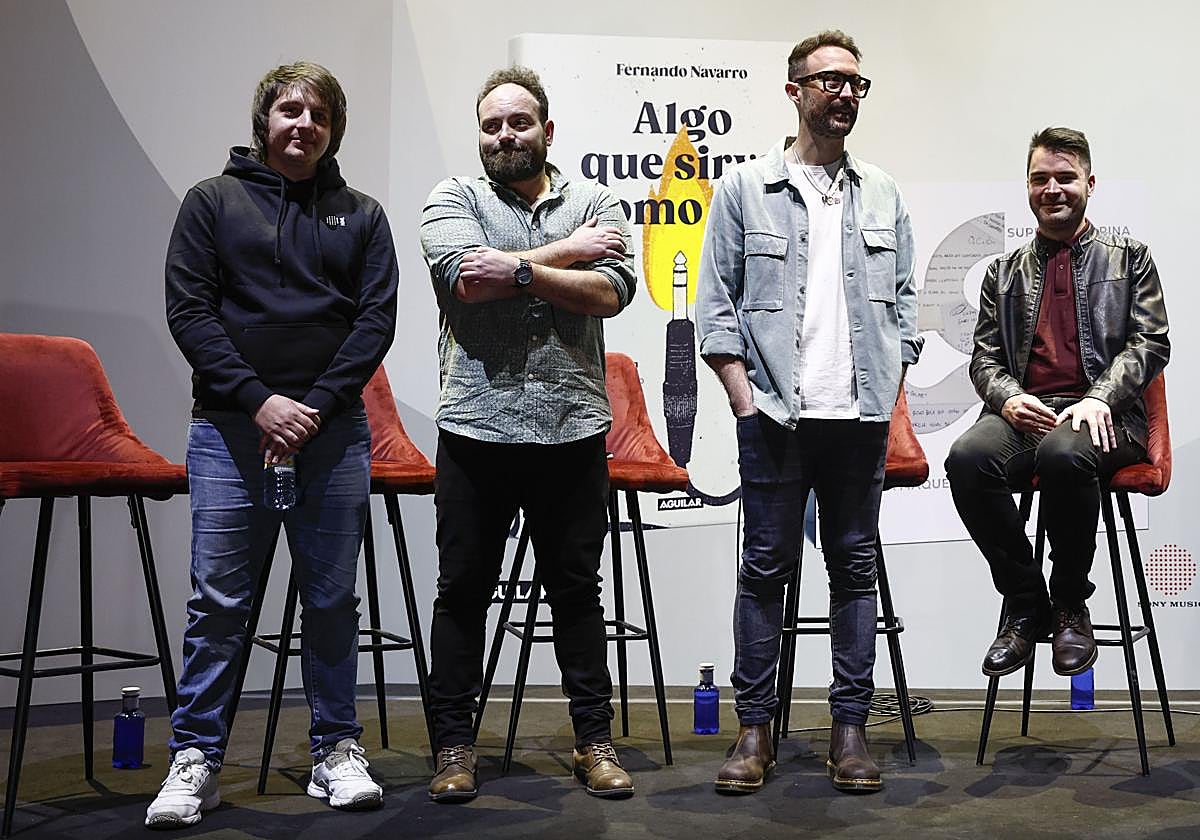 El grupo Supersubmarina presenta su libro 'Algo que sirva como luz'.