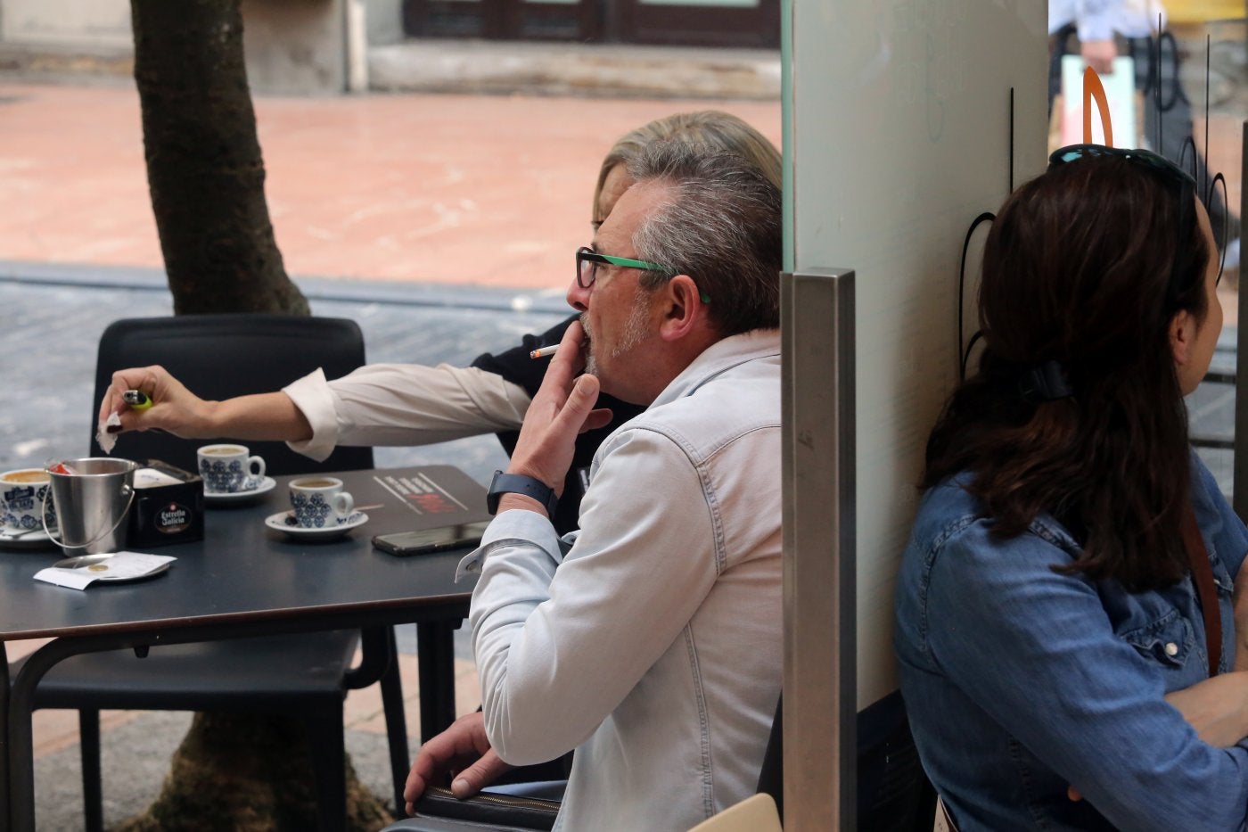 Clientes de un bar de Oviedo, ayer, fumando en la terraza.