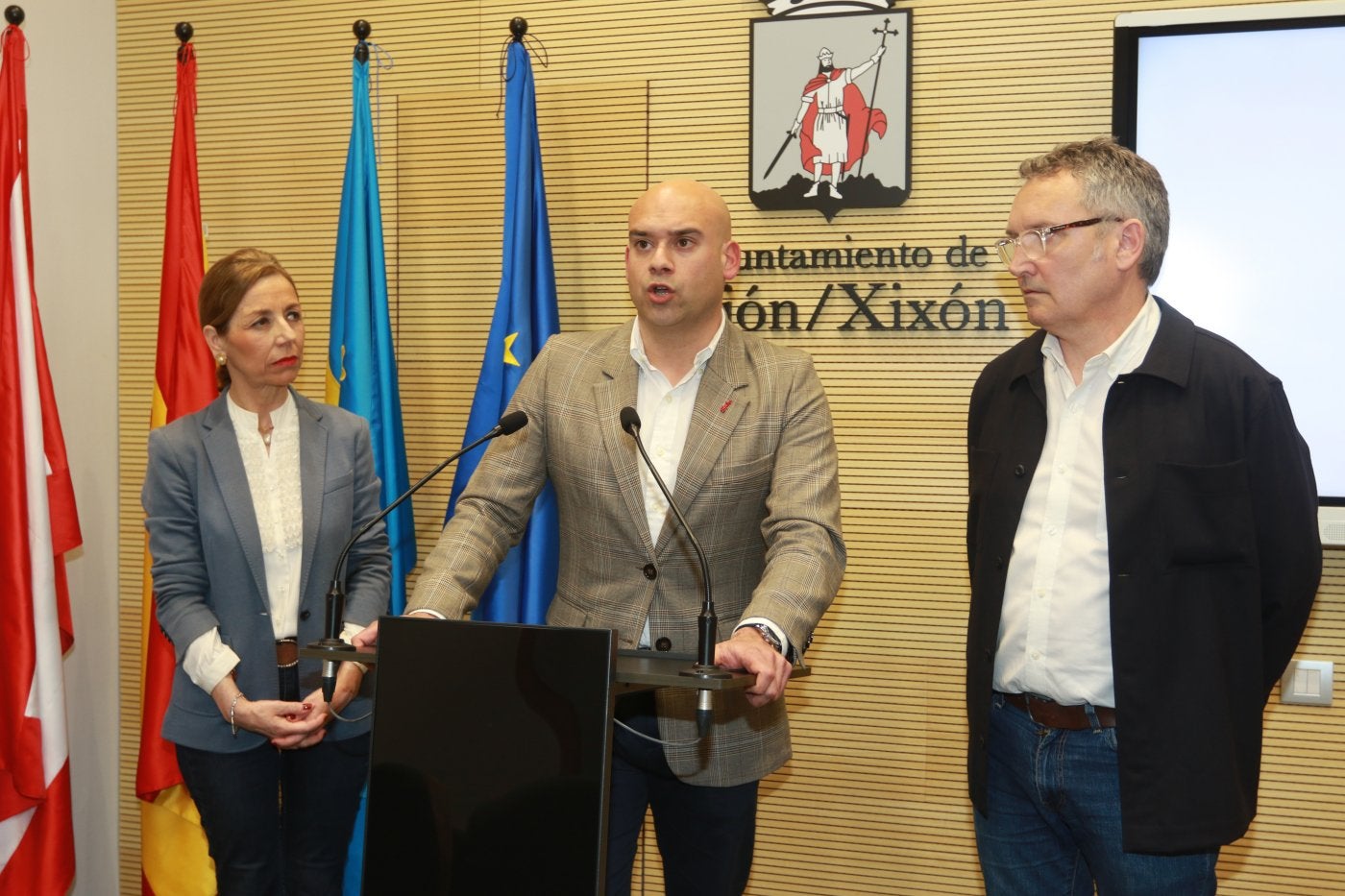 Ángeles Fernández-Ahúja, Jesús Martínez Salvador y Gilberto Villoria, en la sala de prensa municipal.