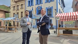 Álvaro Queipo y José Luis Trabanco, frente al Consistorio de Grado.