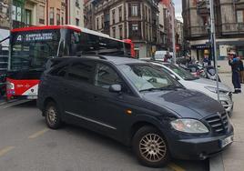 El coche mal aparcado y el autobús urbano.