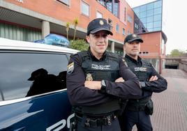 Hugo y Javier, los agentes de la Policía Nacional que evitaron que un hombre se arrojase desde lo alto del puente de Nuevo Roces.