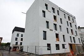 La fachada se ha recrecido diez centímetros lo que también contribuye a la eficiencia energética del edificio. Las ventanas y balcones serán de distintos colores en los cuatro edificios (rojo, naranja, verde y azul).