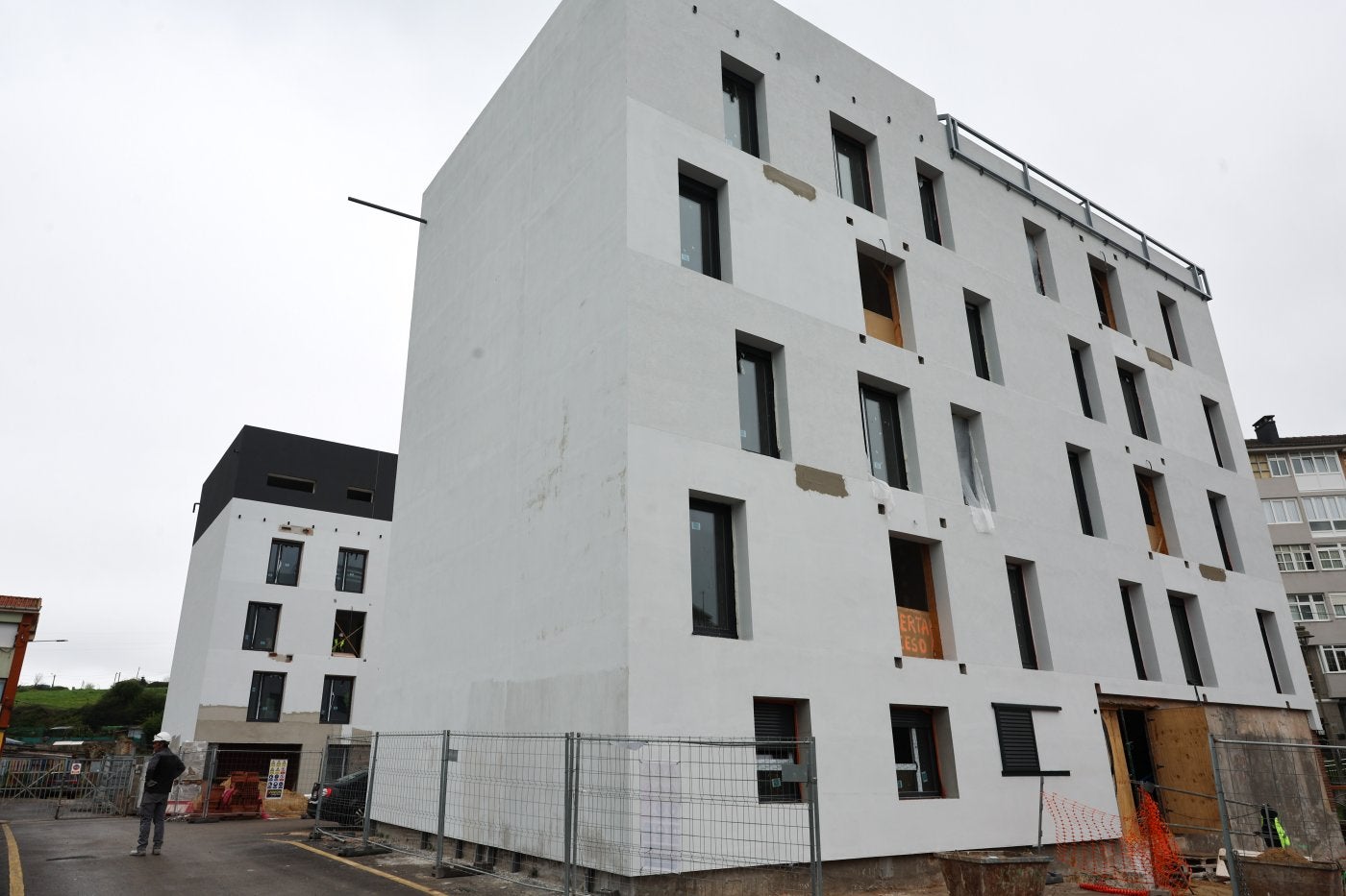 La fachada se ha recrecido diez centímetros lo que también contribuye a la eficiencia energética del edificio. Las ventanas y balcones serán de distintos colores en los cuatro edificios (rojo, naranja, verde y azul).
