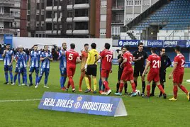 Jugadores de Real Avilés y Marino se saludan antes del inicio del derbi del pasado curso, en el que se presentó la escuela blanquiazul.