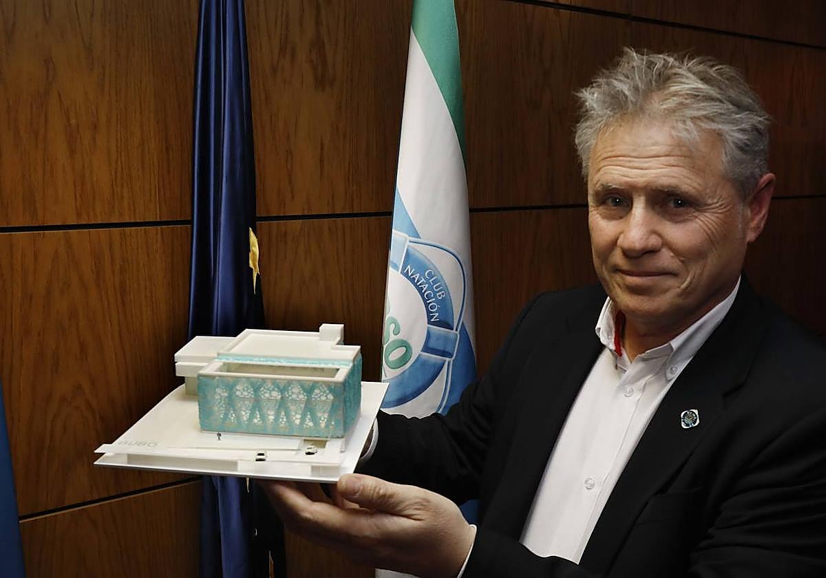 José Enrique Plaza, con la maqueta de 'Bubo', el proyecto ganador para acometer la ampliación del Club Natación Santa Olaya.