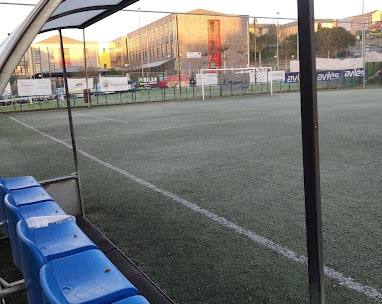 Imagen del banquillo del campo de fútbol-7 del CD Quirinal, en Avilés.