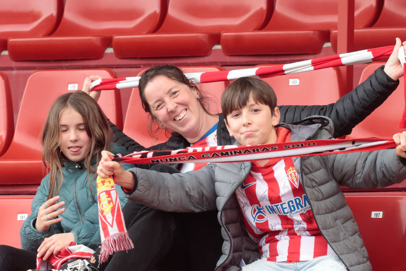 ¿Estuviste animando al Sporting ante el Mirandés? ¡Búscate en las fotos en Anduva!