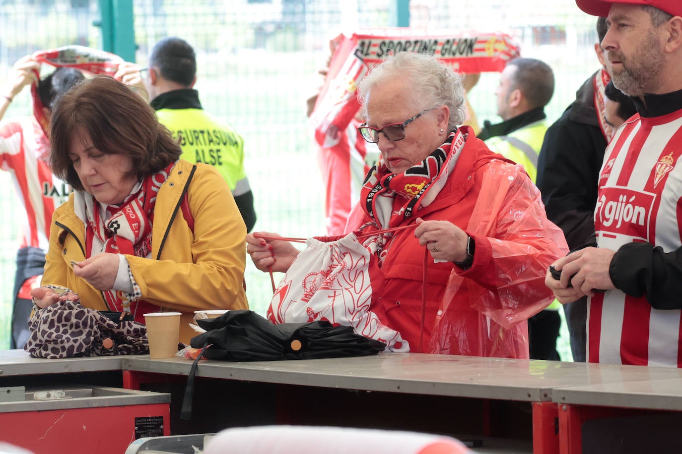 ¿Estuviste animando al Sporting ante el Mirandés? ¡Búscate en las fotos en Anduva!