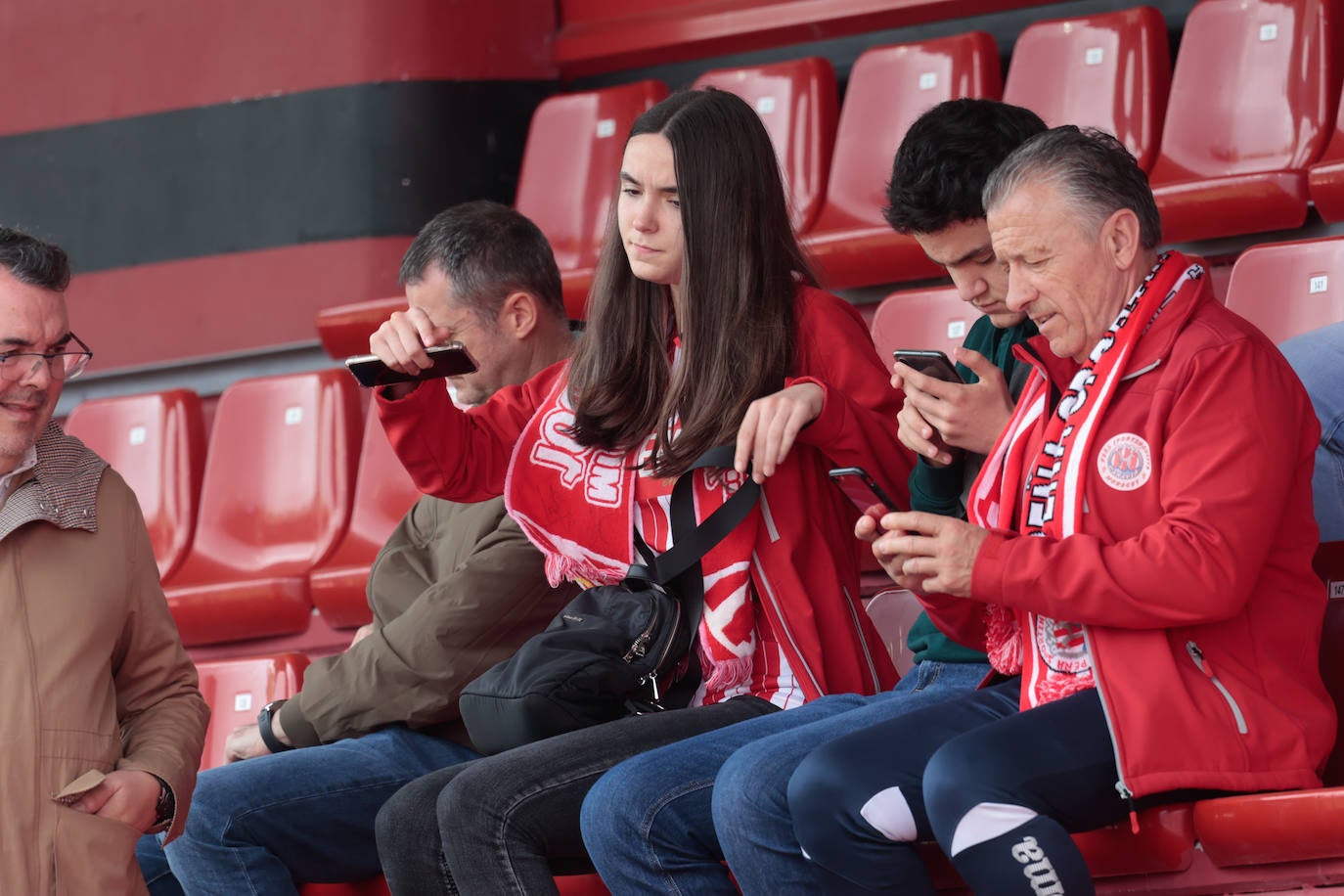 ¿Estuviste animando al Sporting ante el Mirandés? ¡Búscate en las fotos en Anduva!