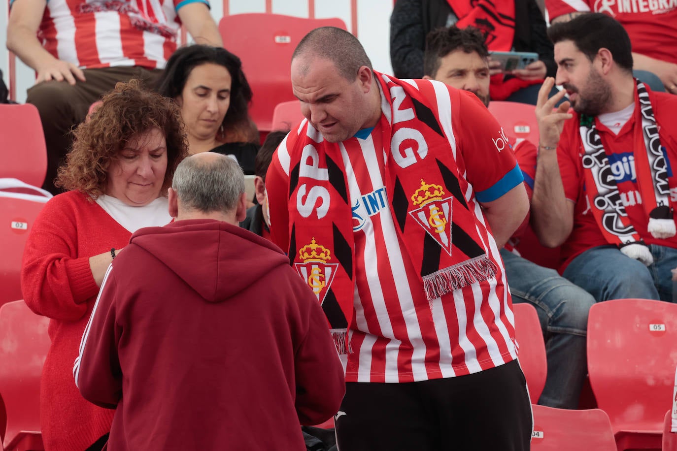 ¿Estuviste animando al Sporting ante el Mirandés? ¡Búscate en las fotos en Anduva!