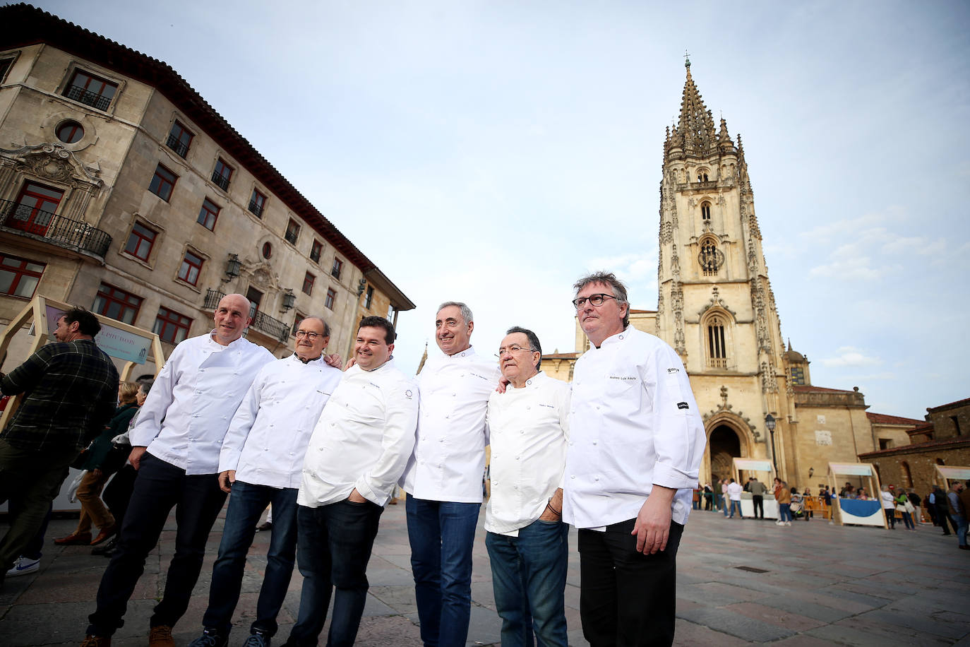 Euro-Toques desborda la plaza de La Catedral con un millar de personas