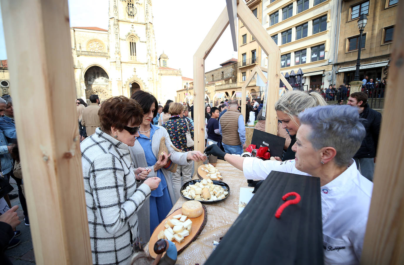 Euro-Toques desborda la plaza de La Catedral con un millar de personas