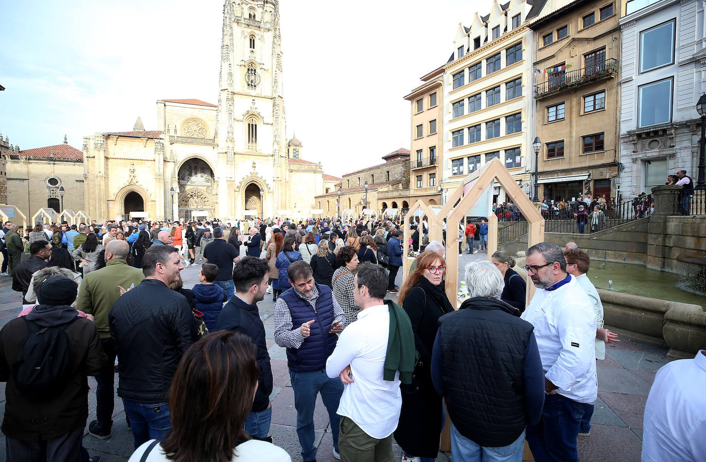 Euro-Toques desborda la plaza de La Catedral con un millar de personas