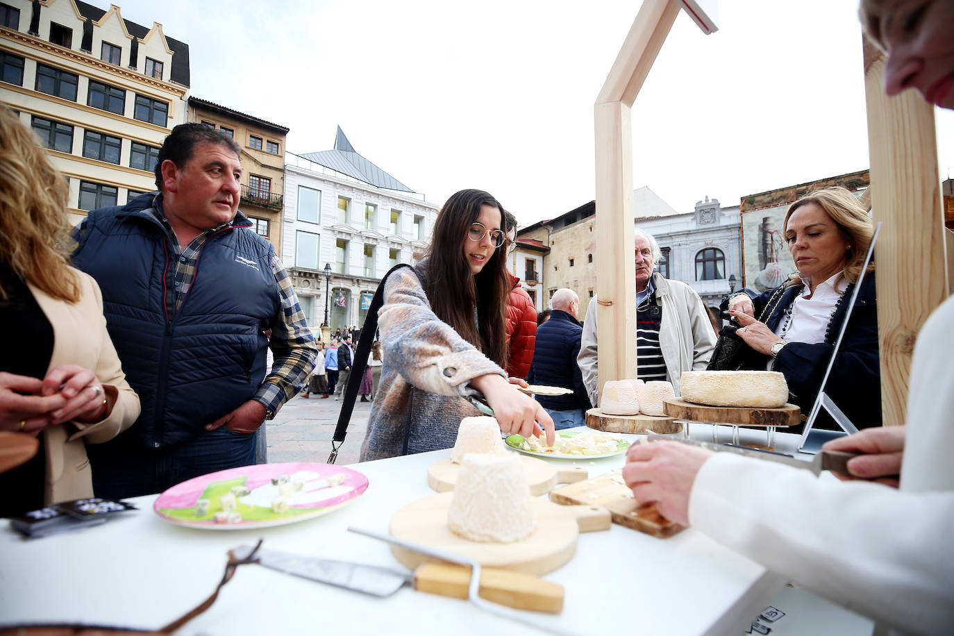 Euro-Toques desborda la plaza de La Catedral con un millar de personas