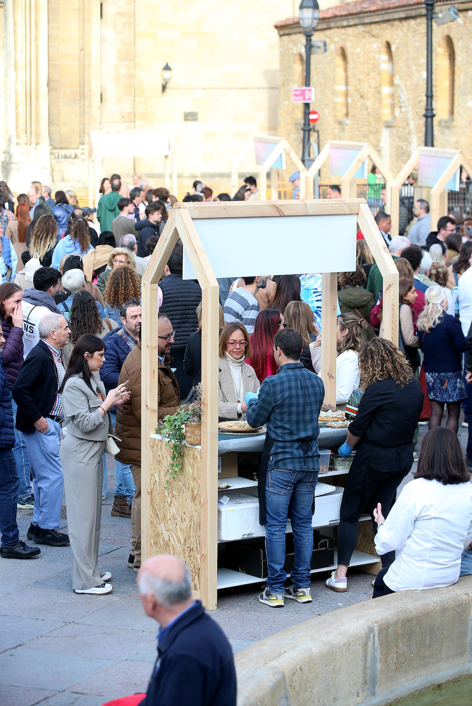 Euro-Toques desborda la plaza de La Catedral con un millar de personas