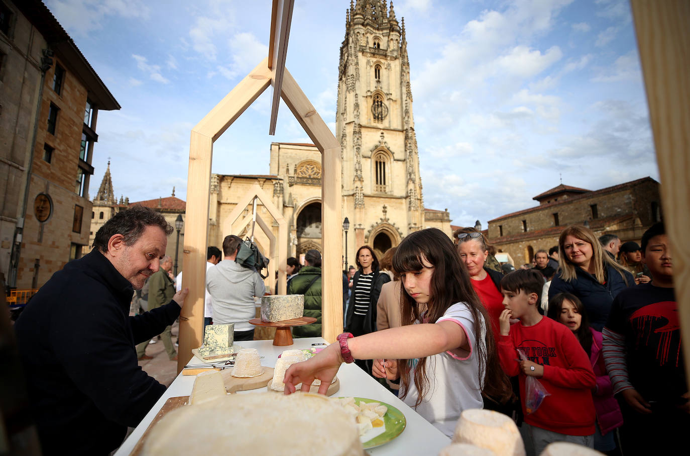 Euro-Toques desborda la plaza de La Catedral con un millar de personas