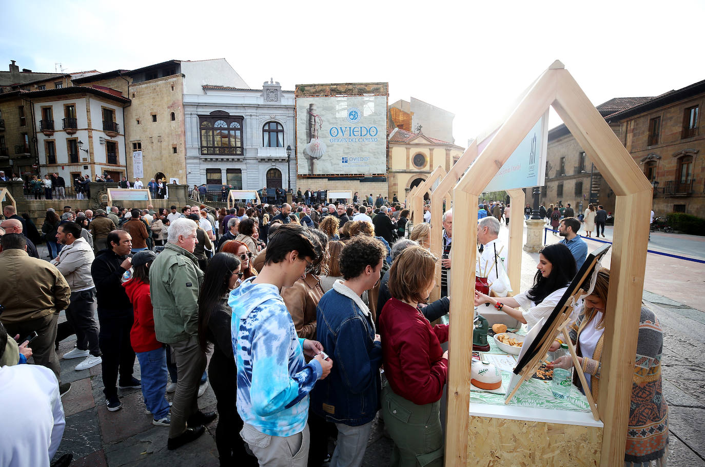 Euro-Toques desborda la plaza de La Catedral con un millar de personas