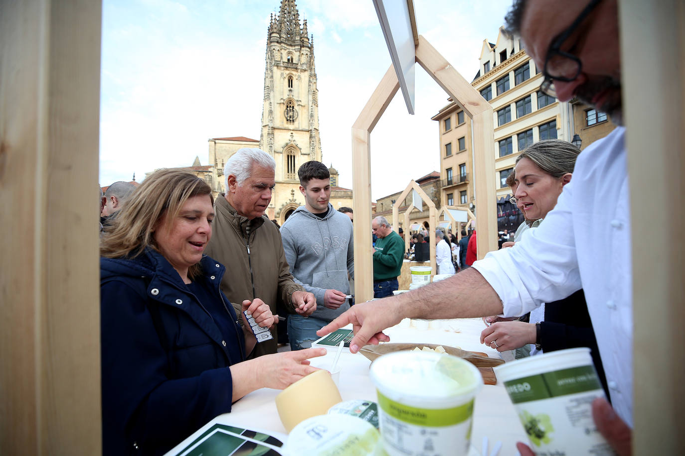 Euro-Toques desborda la plaza de La Catedral con un millar de personas