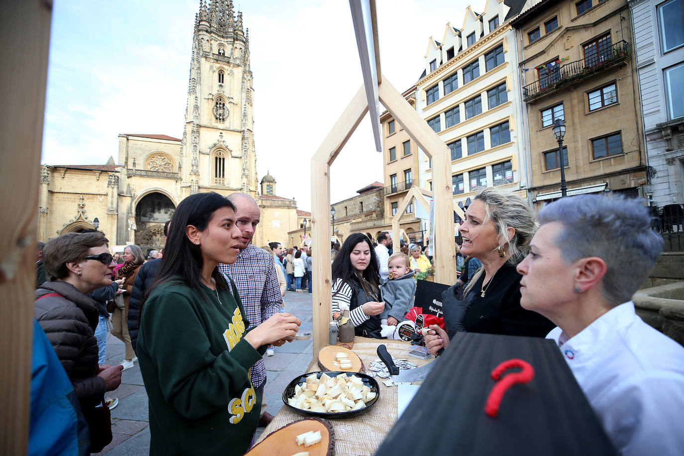 Euro-Toques desborda la plaza de La Catedral con un millar de personas