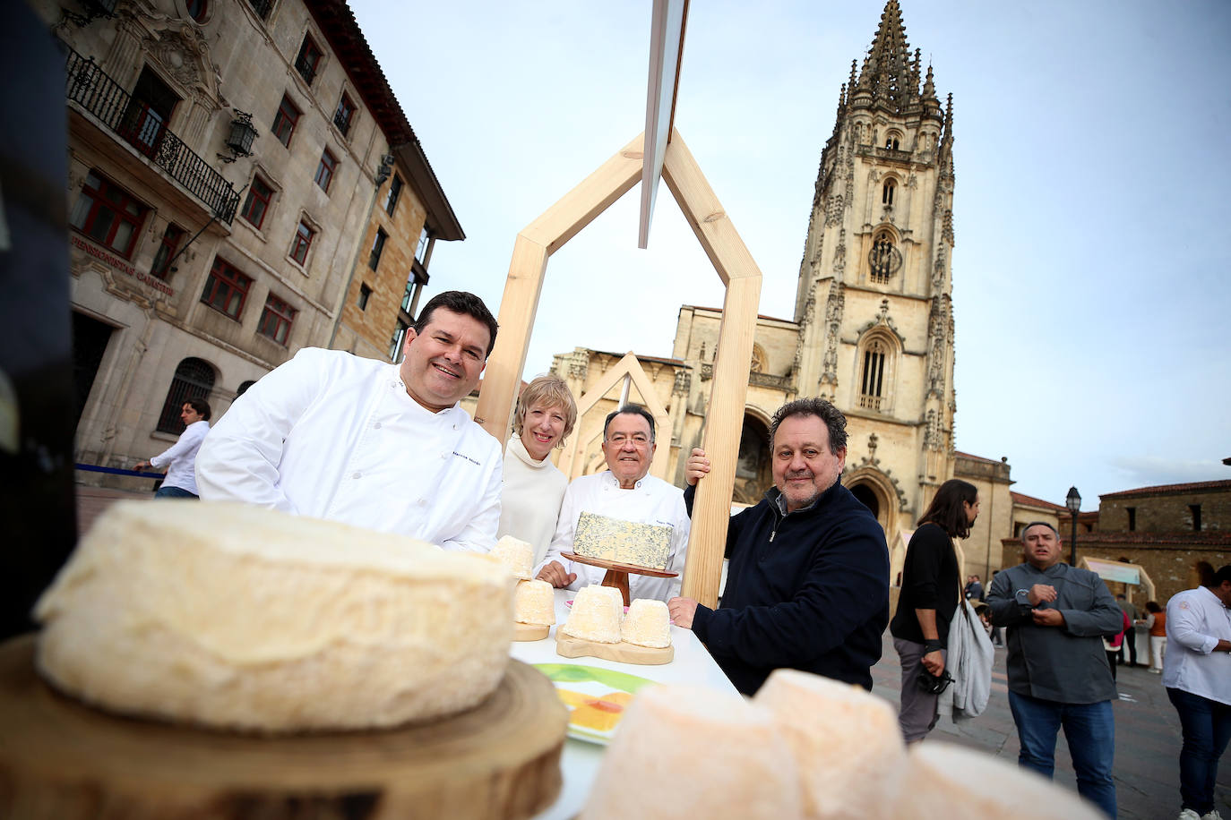 Euro-Toques desborda la plaza de La Catedral con un millar de personas