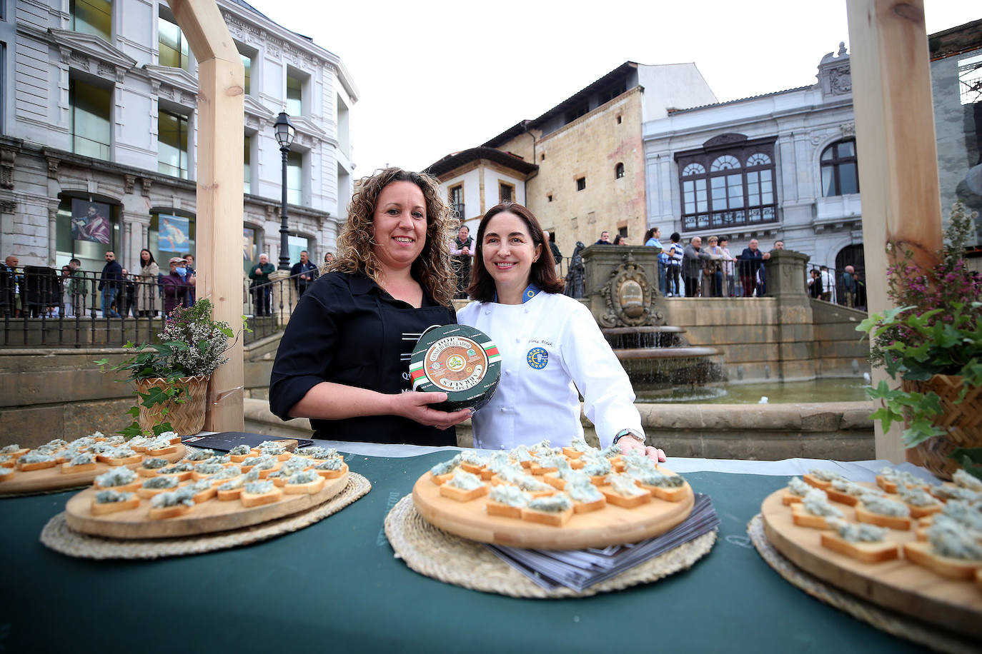 Euro-Toques desborda la plaza de La Catedral con un millar de personas
