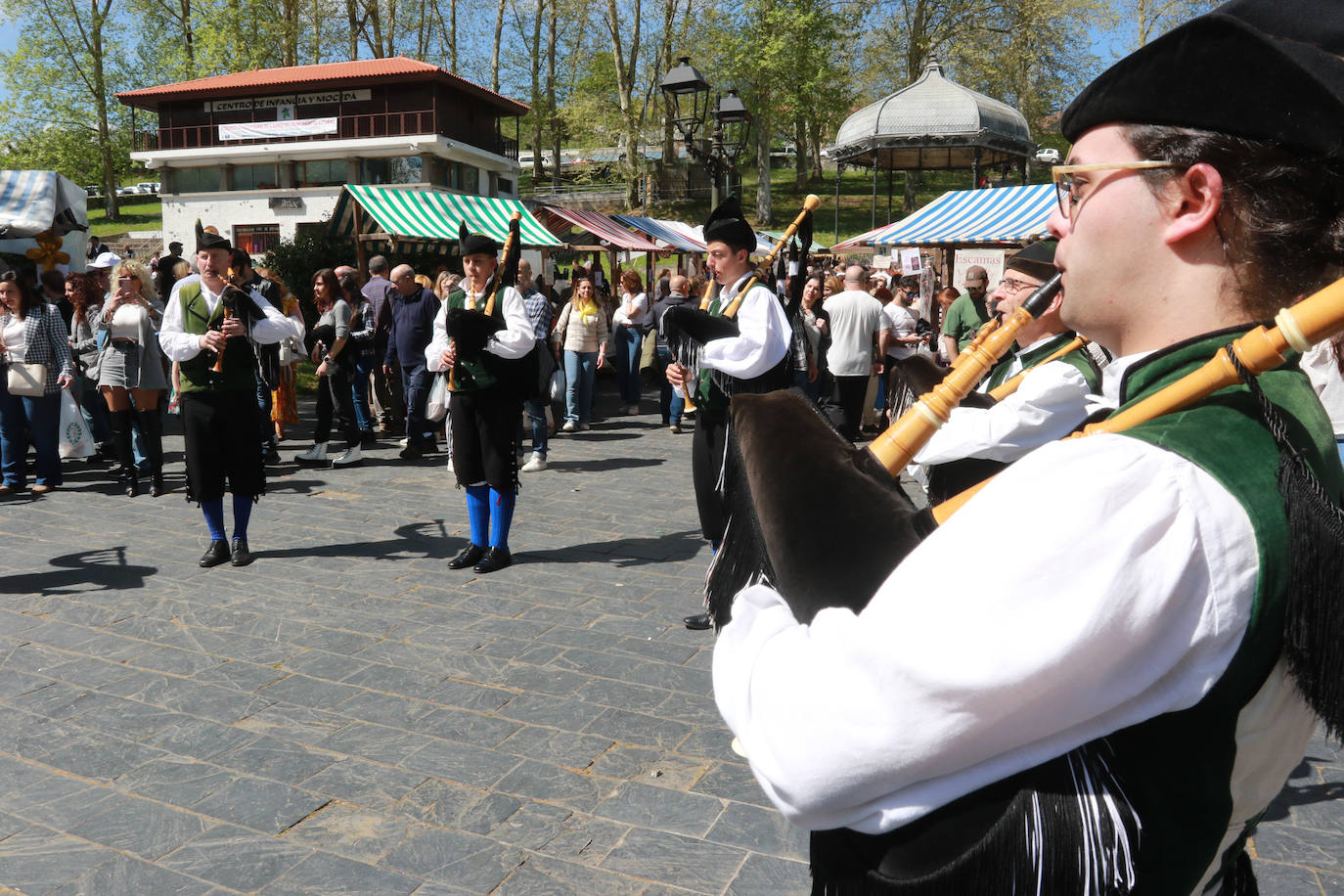 El buen tiempo anima la Primera Flor de Grado