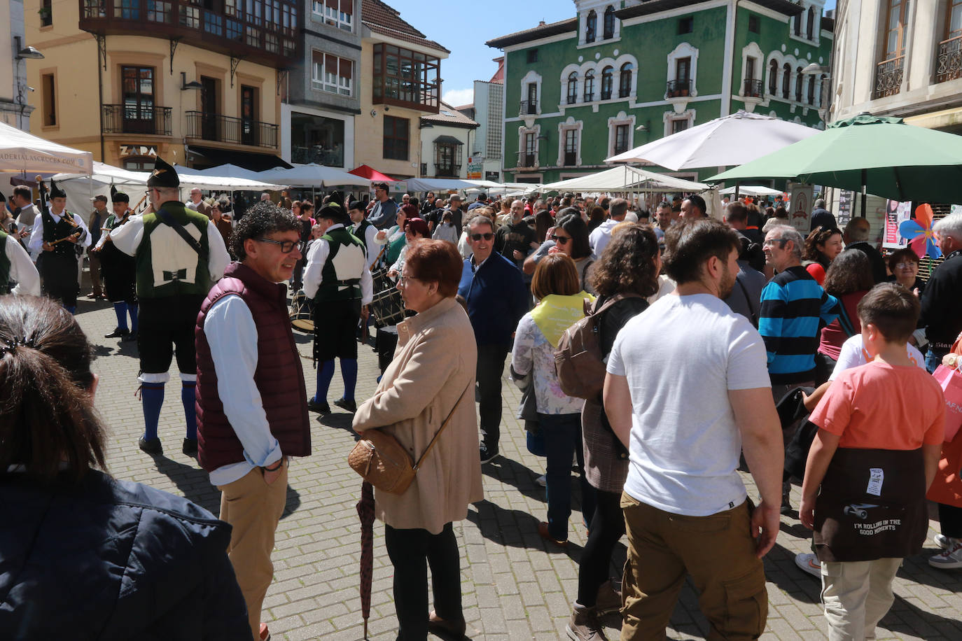El buen tiempo anima la Primera Flor de Grado